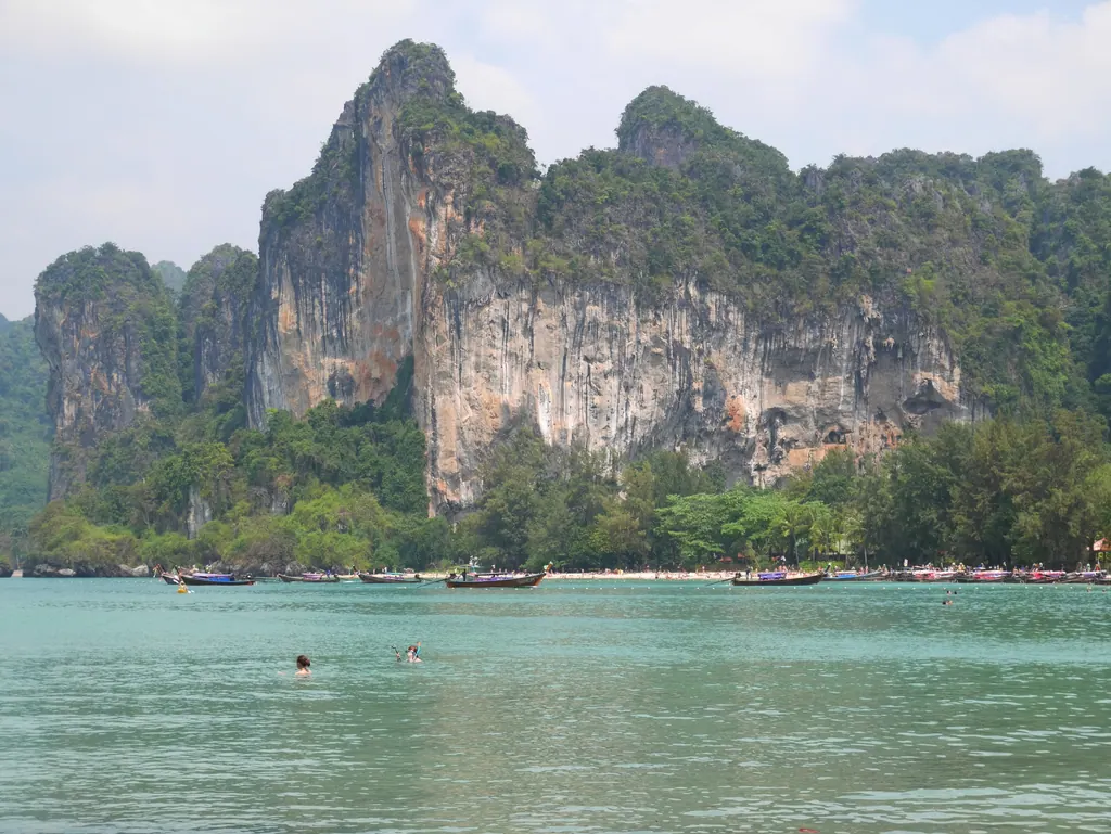 Klippeformationer rejser sig over det turkise vand ved Railay West i Krabi