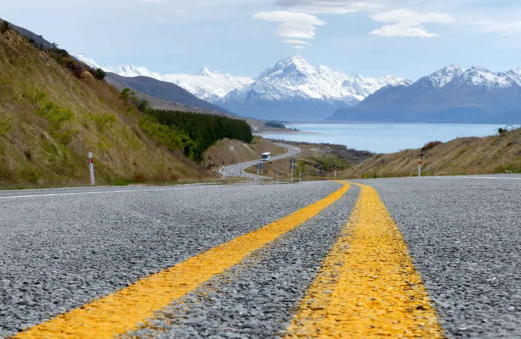 Landevej mod Aoraki/Mount Cook med snedækkede bjerge på New Zealands Sydø