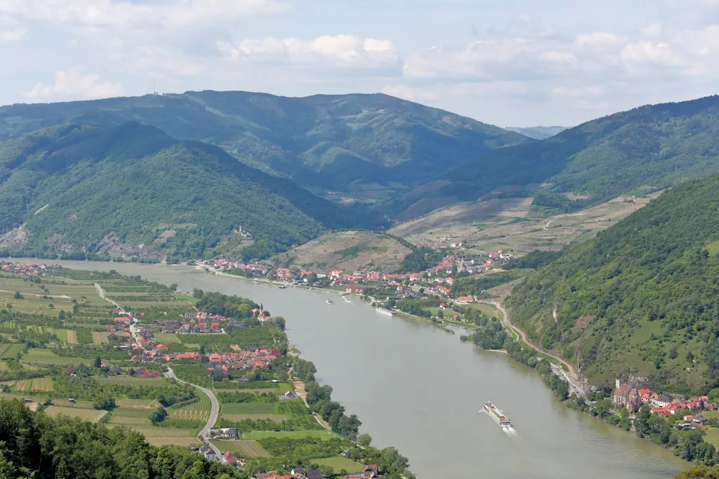 Donau snor sig gennem den grønne Wachau-dal med vinmarker og små byer langs bredden