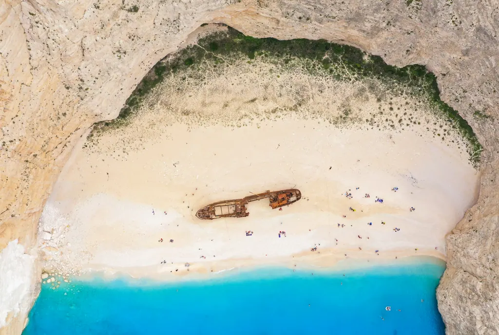 Skibsvraget på Navagio-stranden på Zakynthos set fra luften