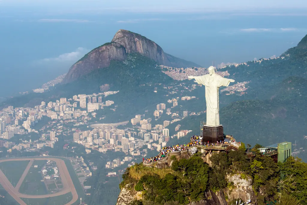 Kristusstatuen på Corcovado med Rio de Janeiro og Sukkertoppen i baggrunden