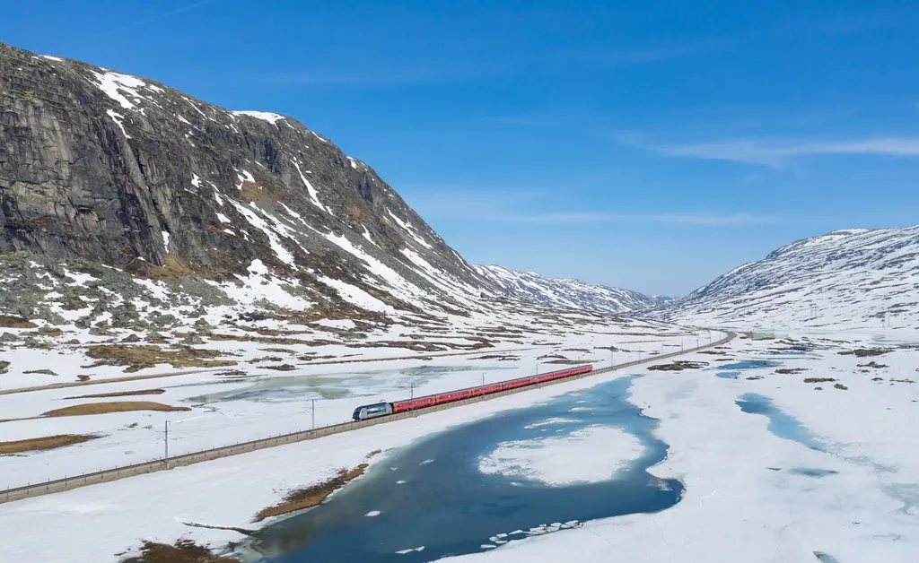 Regionaltog fra Oslo til Bergen på vej over Hardangervidda mellem Haugastøl og Finse