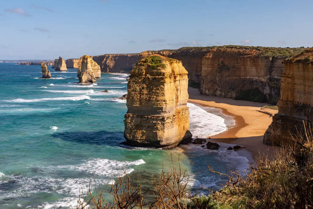 Kalkstenssøjlerne Twelve Apostles i turkis hav ved Great Ocean Road i Australien