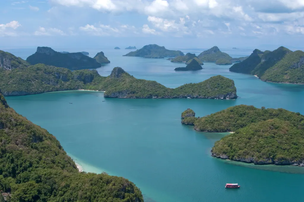 Grønne øer og turkist vand i nationalparken Mu Ko Ang Thong i Thailandbugten