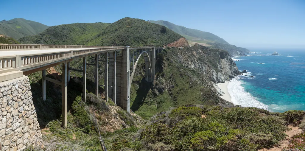 Bixby Creek Bridge på Highway 1 i Big Sur med grønne bjerge og turkis hav
