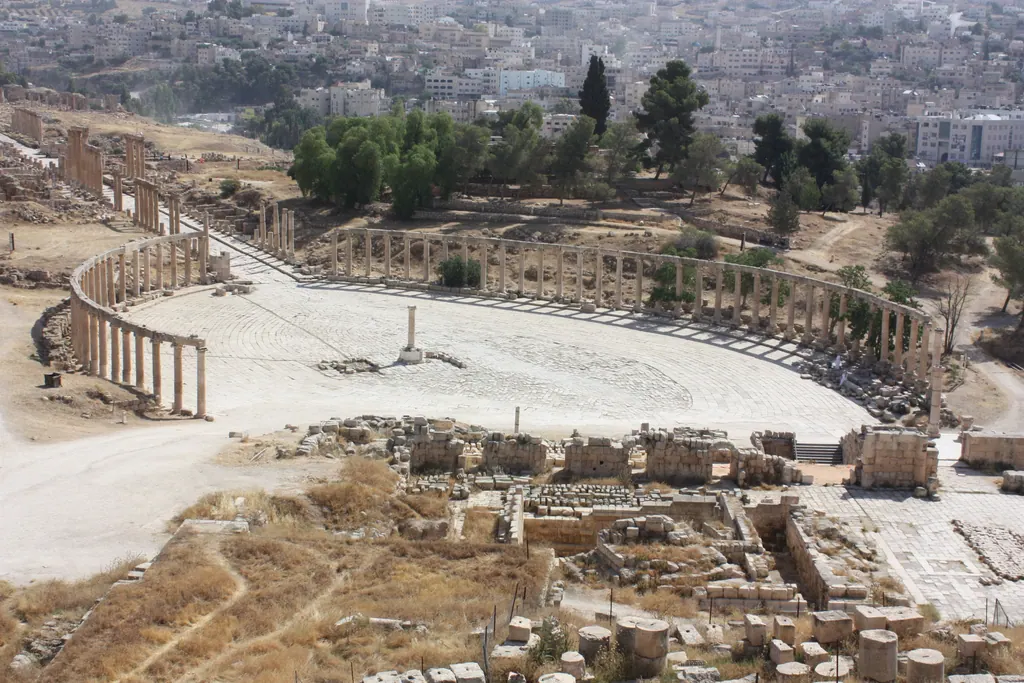 Den ovale plads i Jerash med søjlerækker og den lange kolonnadegade