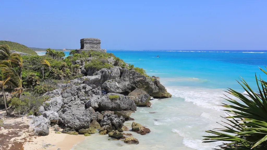 Mayaruinen ved Tulum på en klippe over turkist caribisk hav og hvid sandstrand