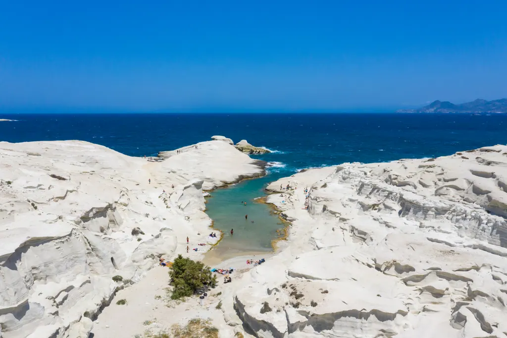 Hvide, vindslidte klipper og turkis vand ved Sarakiniko på Milos