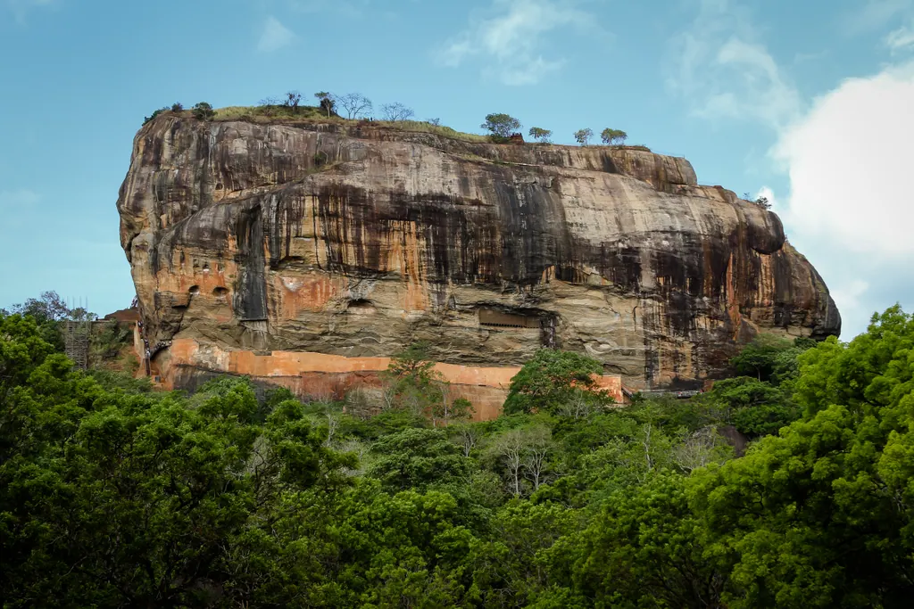 Klippefæstningen Sigiriya rejser sig over den grønne jungle