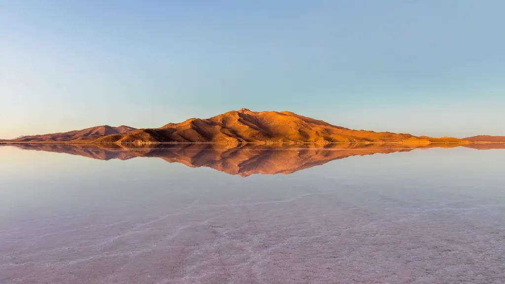 Saltsletten Salar de Uyuni dækket af et tyndt lag vand