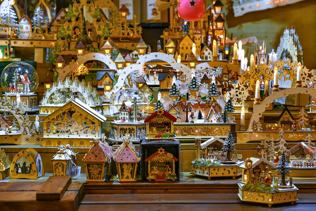 Bod på julemarkedet i Strasbourg fyldt med julepynt og små oplyste huse