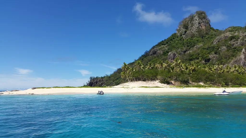 Øen Monuriki i Mamanuca-øgruppen på Fiji med grønne bakker og turkist vand