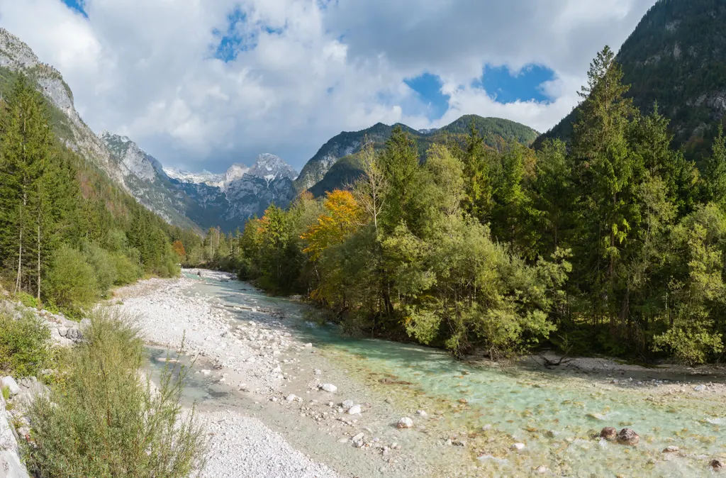 Floden Soča med klart turkis vand mellem bjerge i Trenta ved Bovec