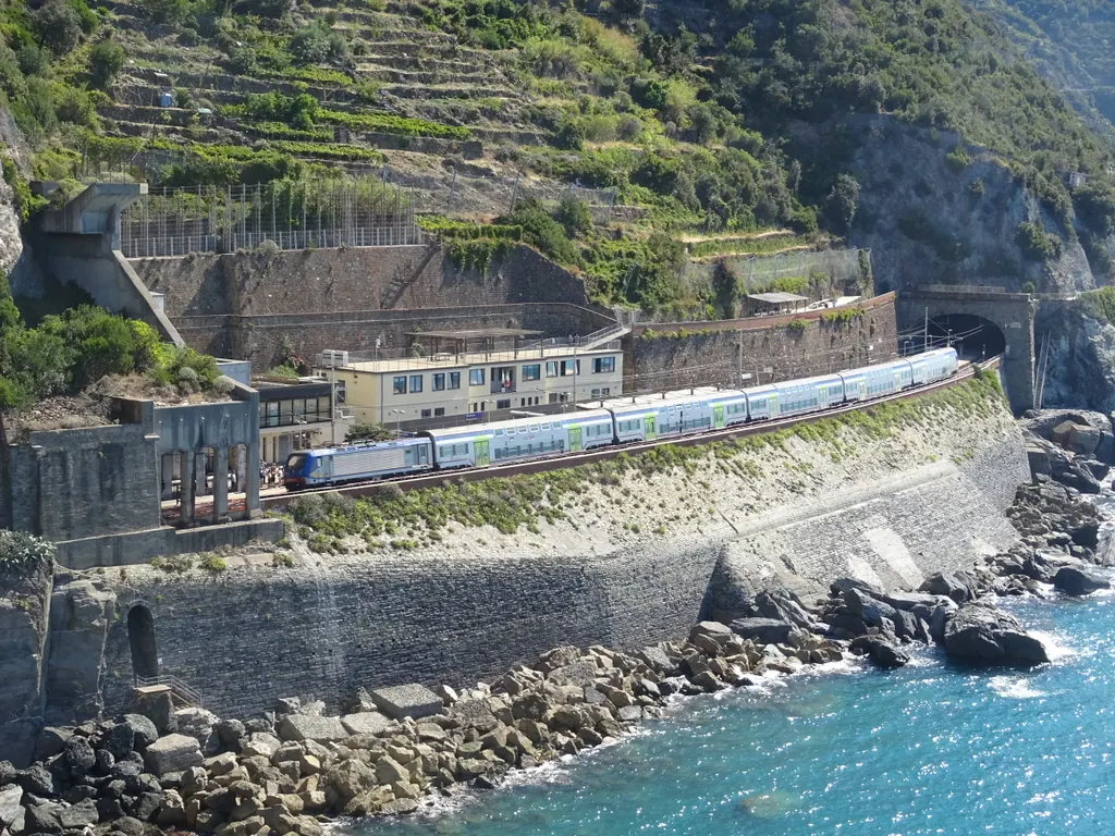 Regionaltog holder ved stationen i Manarola ved kysten i Cinque Terre