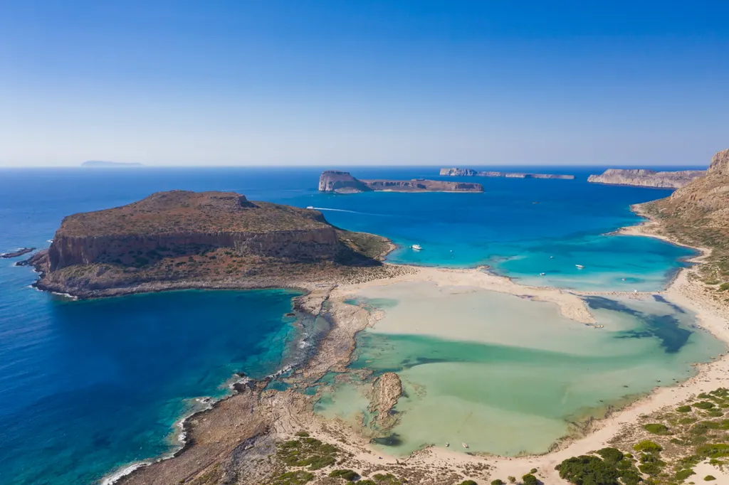 Balos-lagunen på Kreta set fra luften med lyst, turkis vand, sandbanker og dybblåt hav