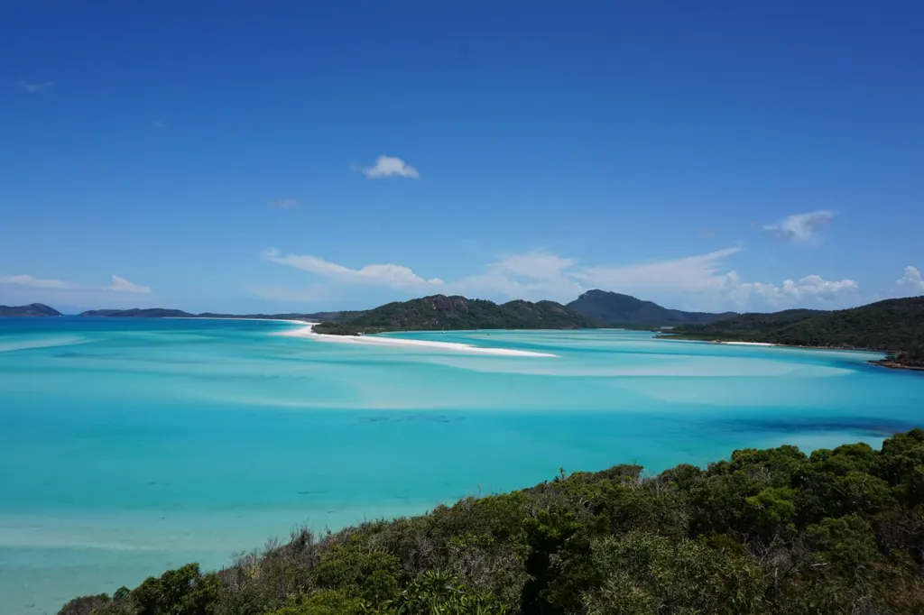 Turkist vand og hvide sandbanker ved Whitehaven Beach i Whitsunday-øerne