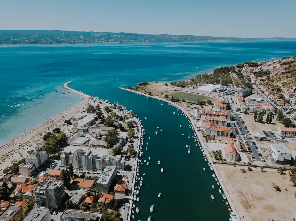 Floden Cetina løber gennem byen Omiš ud i Adriaterhavet