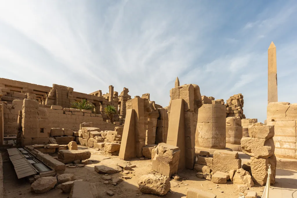 Søjler og sfinkser i Karnak-templet i Luxor under en klar blå himmel