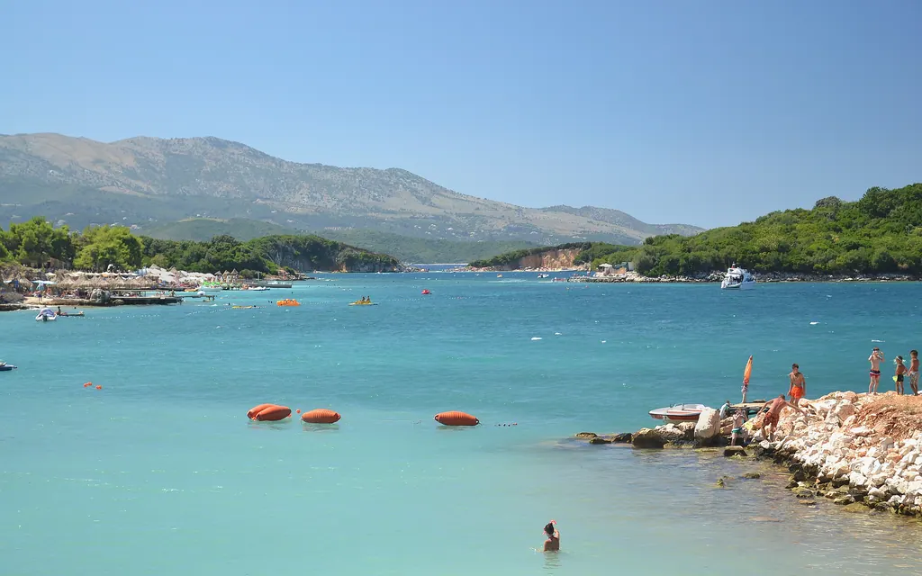 Turkisblåt vand og små øer ud for Ksamil i det sydlige Albanien
