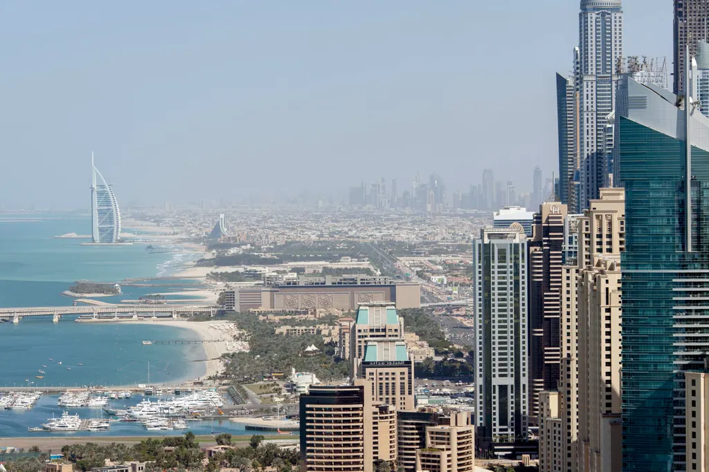 Udsigt over Dubais kyst med Burj Al Arab på sin kunstige ø til venstre og højhuse til højre