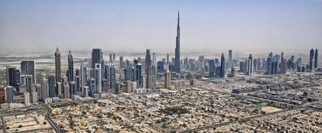 Dubais skyline set fra luften med Burj Khalifa, verdens højeste bygning, i midten