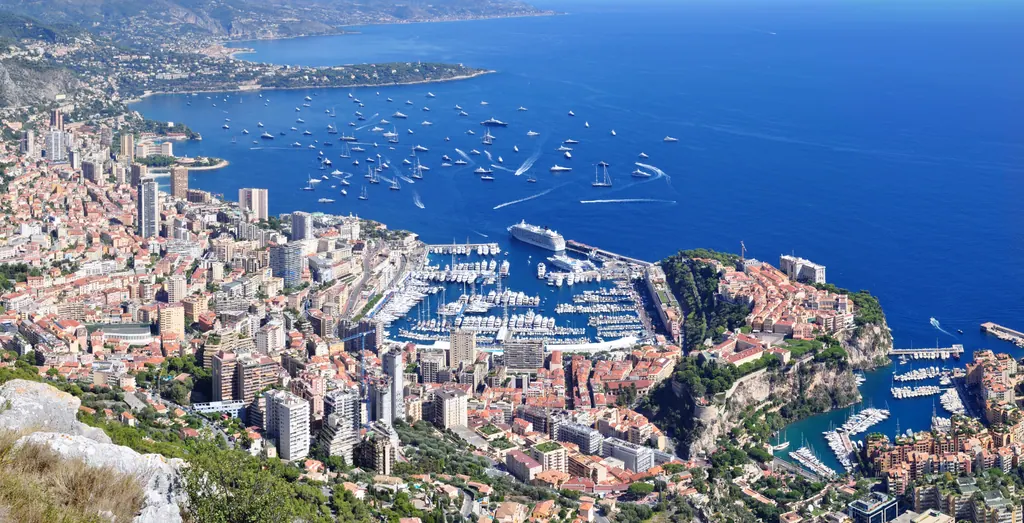 Udsigt over Monaco med havnen Port Hercule, klippen med fyrstepaladset og Middelhavet