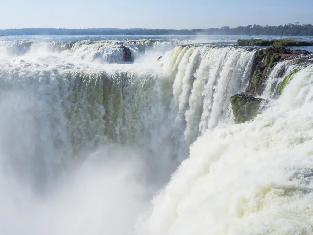 Vandmasserne styrter ned i Garganta del Diablo, Djævlens Strube, ved Iguazú