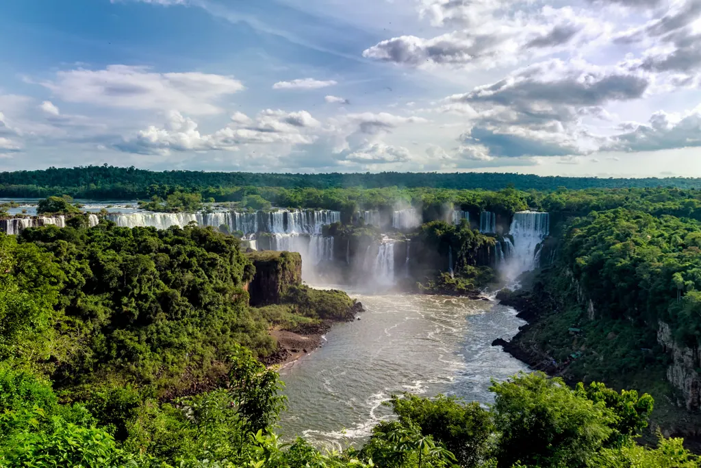 Iguazú-vandfaldene og den grønne regnskov set fra luften med floden i kløften