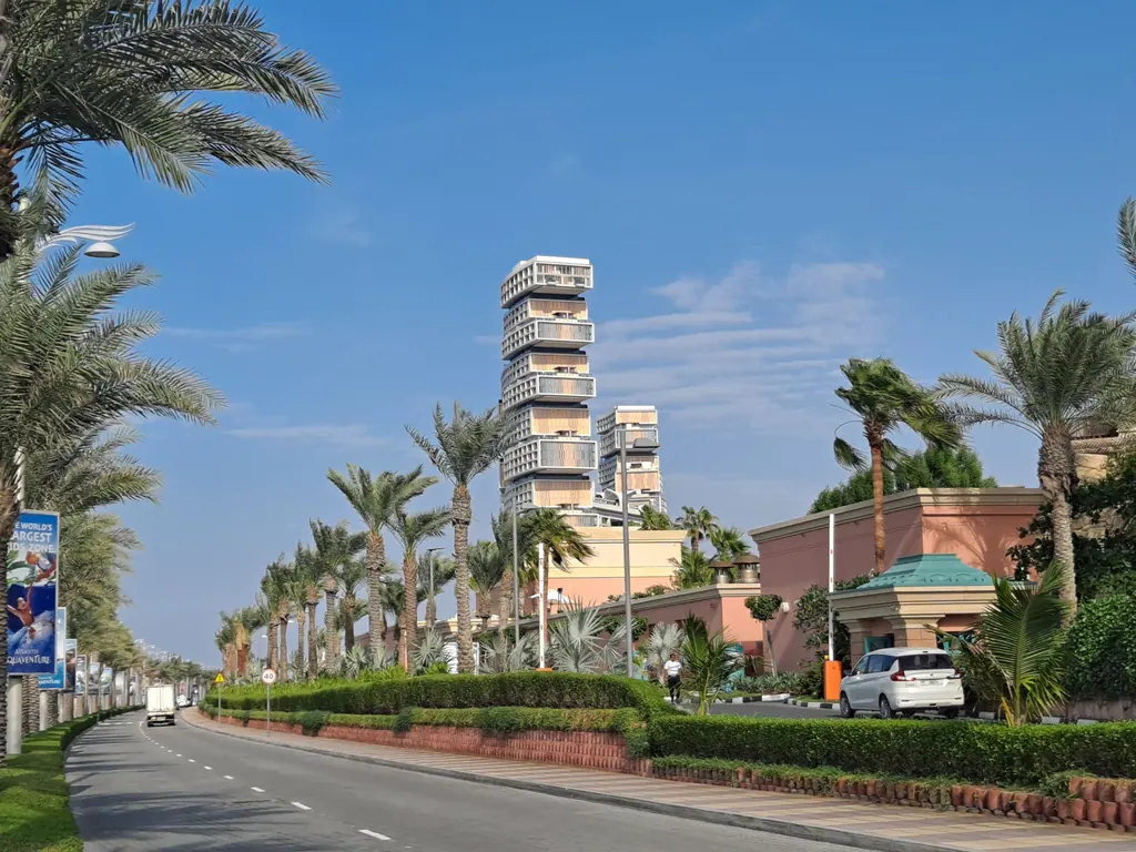 Atlantis The Royal på Palm Jumeirah i Dubai med sine forskudte tårne bag palmer