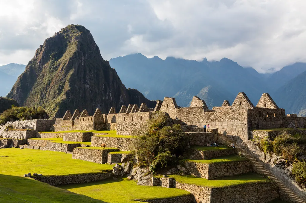 Inkabyen Machu Picchu med stenhuse, terrasser og bjerget Huayna Picchu i baggrunden
