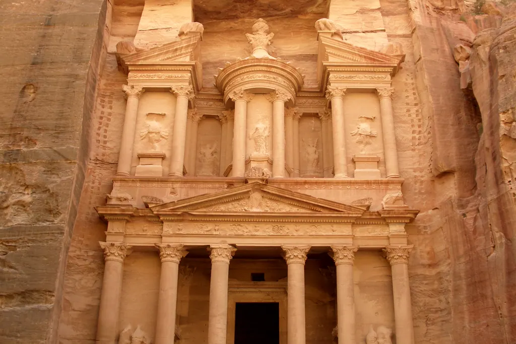 Den udhuggede facade på Al-Khazneh, Skatkammeret, i klippebyen Petra i Jordan