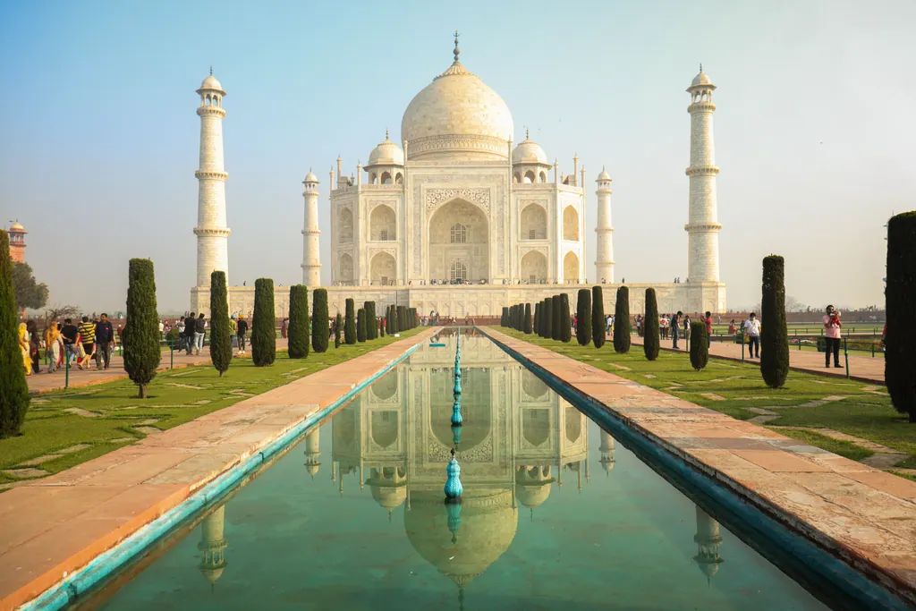 Taj Mahal i Agra spejler sig i det lange vandbassin i haven foran mausoleet