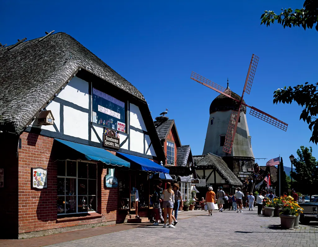 Vindmølle og bindingsværkshuse med spåntag i gågaden i Solvang, Californien